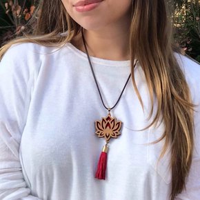 03 colar olfativo em madeira lotus