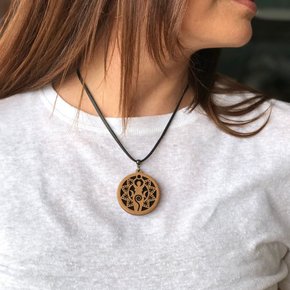 05 colar olfativo em madeira deusa das 3 luas